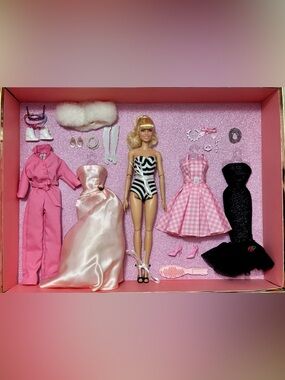 💎 BARBIE THE MOVIE DOLL STRIPED SWIMSUIT ICONIC DRESS MARGOT ROBBIE 👛💄💍🌸